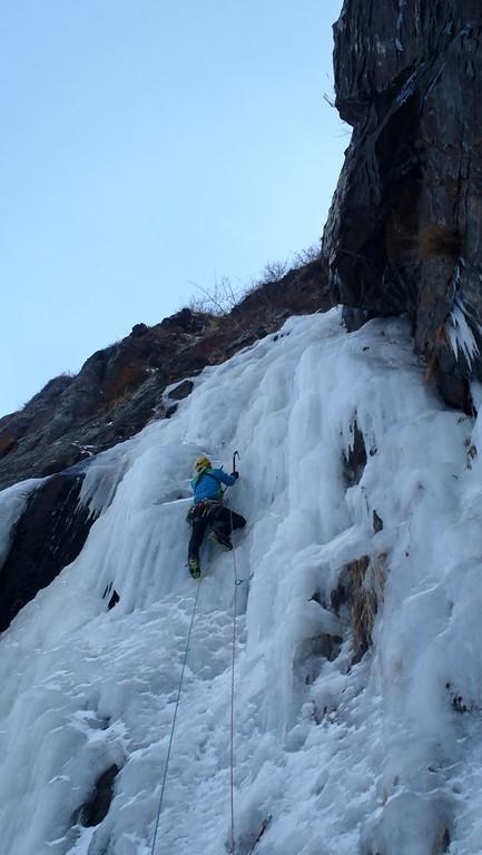 ２ルンゼ1ピッチ目。枝中さん、スルーとなんなく登ってきました。